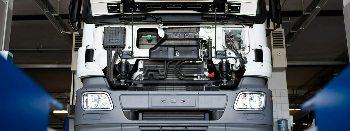 Otwarta maska samochodu